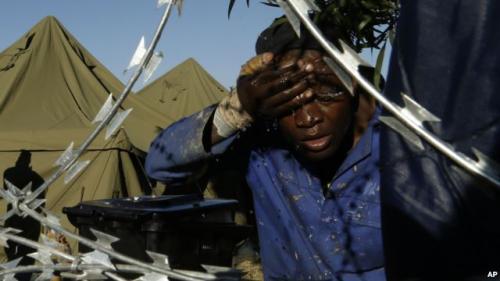 A man washes his face outside a shelter for displaced foreigners in east of Johannesburg, South Africa, April 21, 2015. (AP photo) 